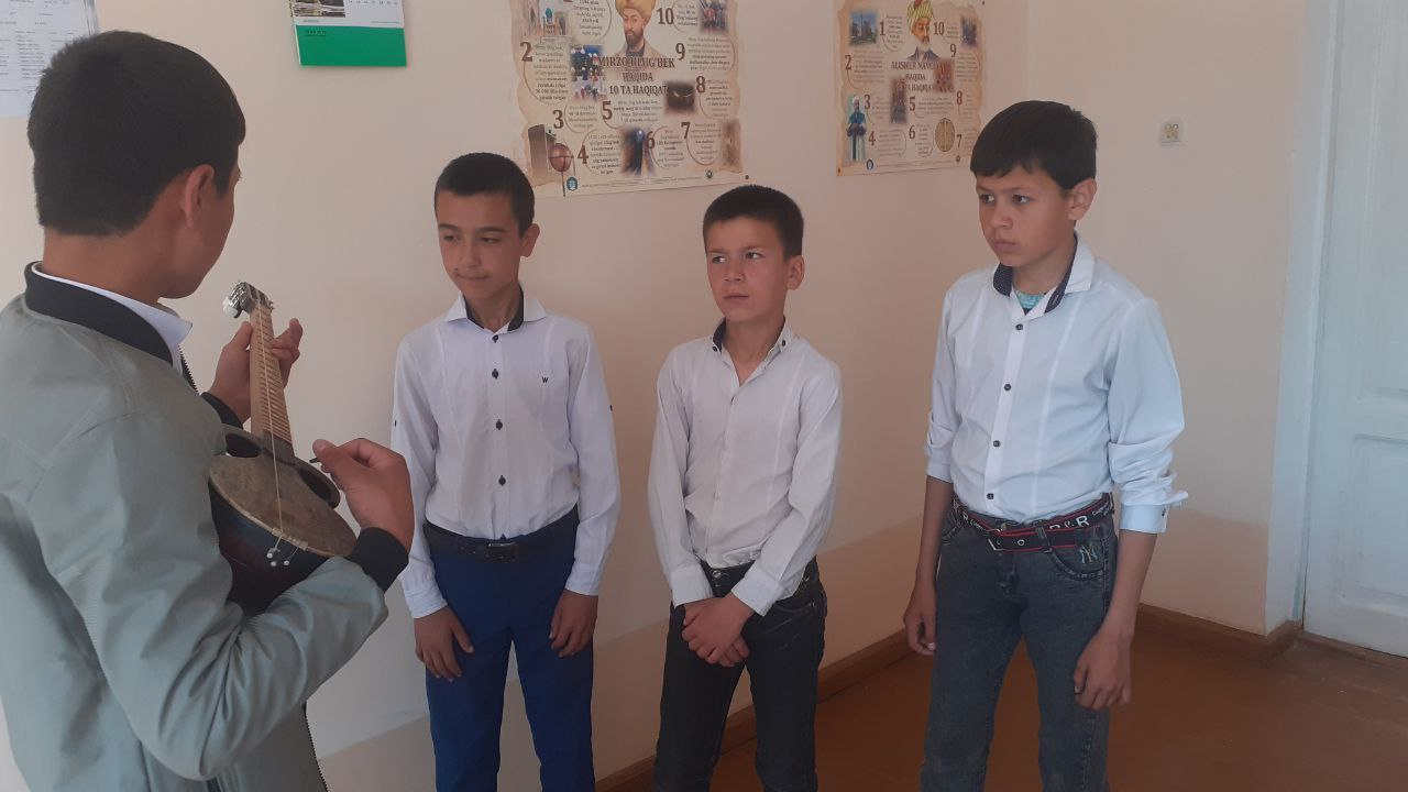 Òzbekiston Respublikasi Prezidentining 5 ta muhim tashabbusning 1-yònalishi bòyicha Yosh maqomchilar tògaragidan foto lavhalar.